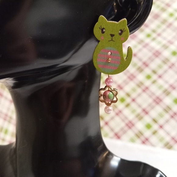 Home Made Handmade Wood & Metal Cat Green & Pink Button Earrings #46 - Picture 3 of 13